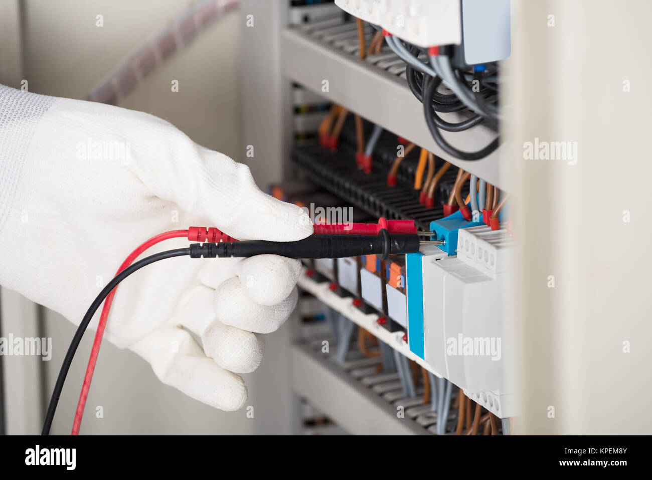 Männliche Techniker Reparatur Sicherungskasten Stockfoto