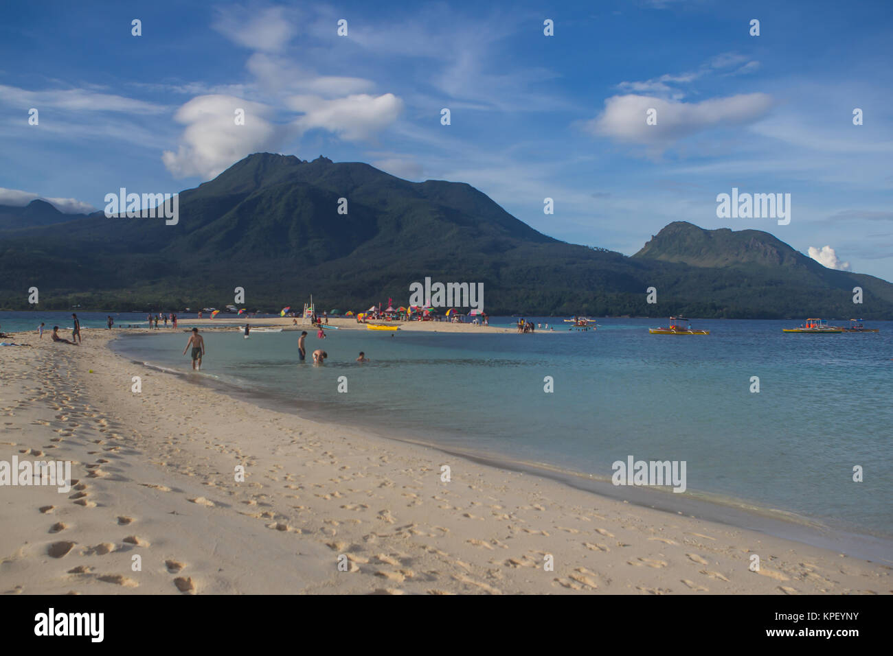 White Island Sand Bar mit den wichtigsten Camiguin Island im Hintergrund Stockfoto