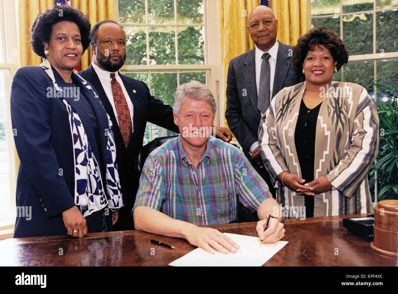 Präsidenten der Vereinigten Staaten Bill Clinton Zeichen HR 3836, Medgar Evers Wiley Post Bill im Oval Office des Weißen Hauses in Washington, DC am Freitag, 10. Juni 1994. US-Vertreter Bennie Thompson (Demokrat von Mississippi), Frau Myrlie Evers Williams (Witwe von Medgar Evers), Herr Walter Williams (Ehemann von Myrlie Evers) und Renee Evers (Tochter von Medgar Evers) sind im Hintergrund angezeigt. Credit: das Weiße Haus über CNP/MediaPunch Stockfoto