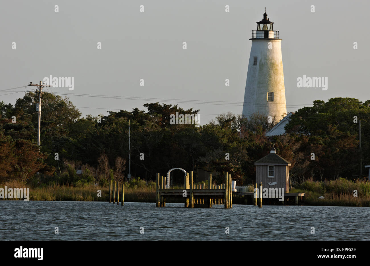 NC-01064-00... NORTH CAROLINA - Silver Lake Harbour und die Ocracoke Island Leuchtturm bei Sonnenuntergang in der Stadt Ocracoke. Stockfoto