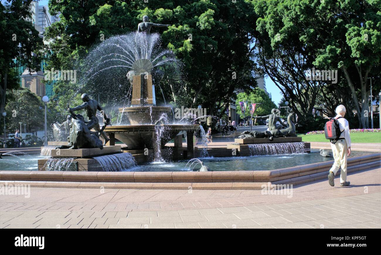 Touristen im Freien Sydney Australien. Personen oder Touristen in Australien vorbei gehen. Archibald Memorial Fountain im Hyde Park in Sydney. Stockfoto