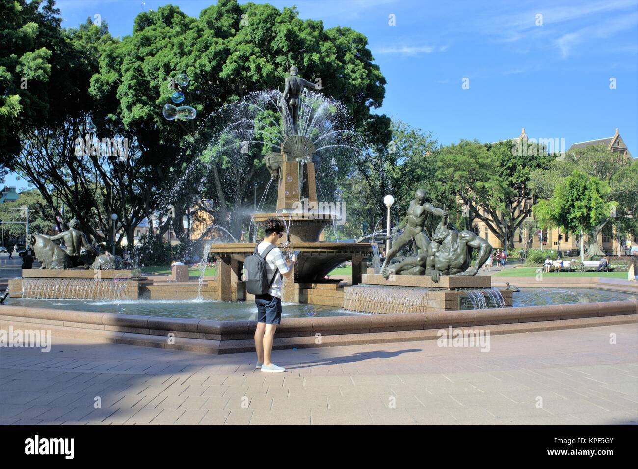 Touristen im Freien Sydney Australien. Personen oder Touristen in Australien vorbei gehen. Archibald Memorial Fountain im Hyde Park in Sydney. Stockfoto