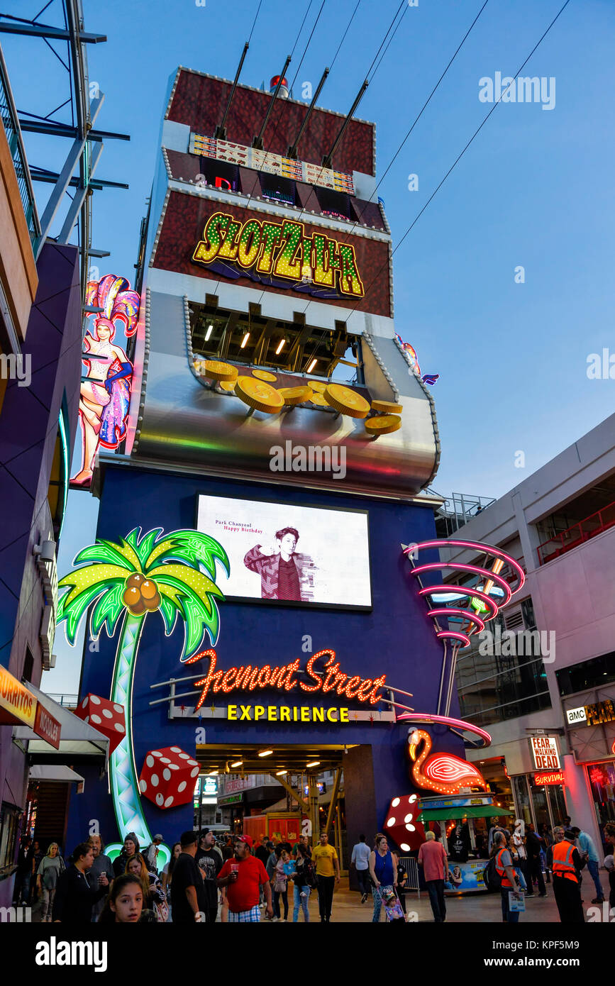 Slotzilla Eine beliebte Zip Line Fahrt auf der Fremont Street in der Innenstadt von Las Vegas Stockfoto