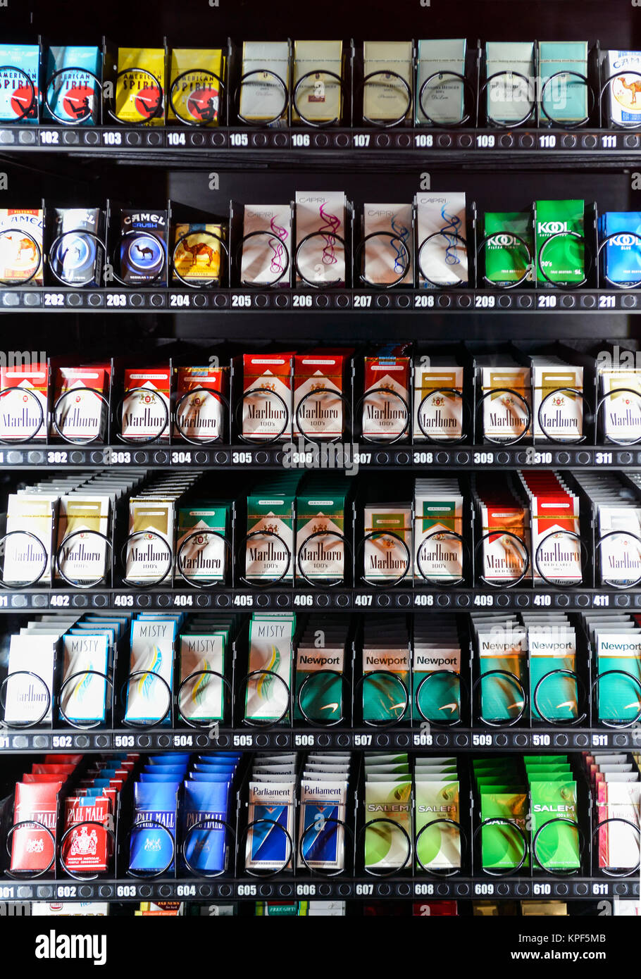Ein modernes Zigarettenautomat mit verschiedenen brnads von Zigaretten auf Display für Verkauf Stockfoto