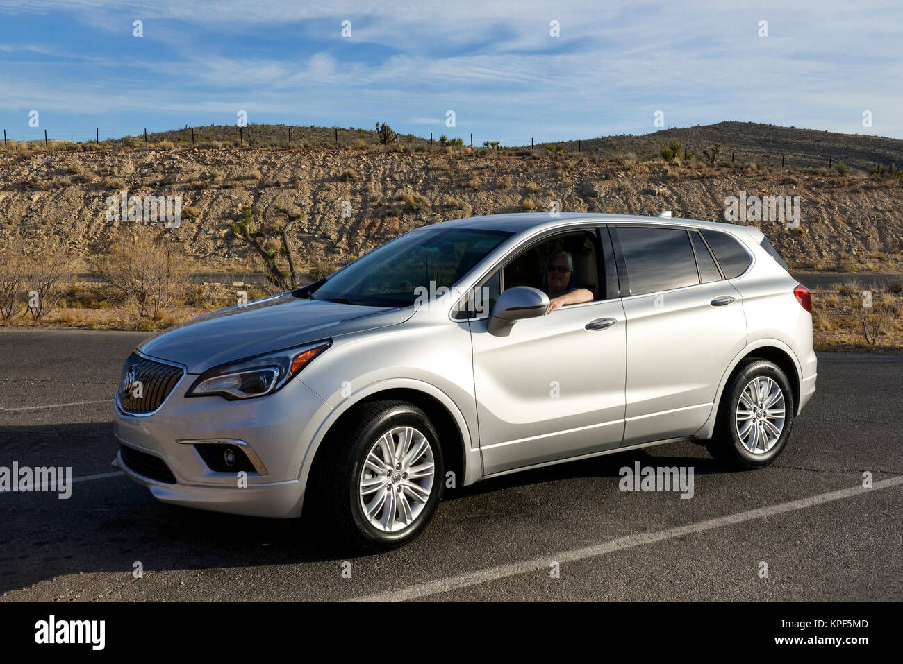 Ein Buick vorstellen, in der Wüste von Nevada mit einer Frau in den Fahrersitz. Stockfoto