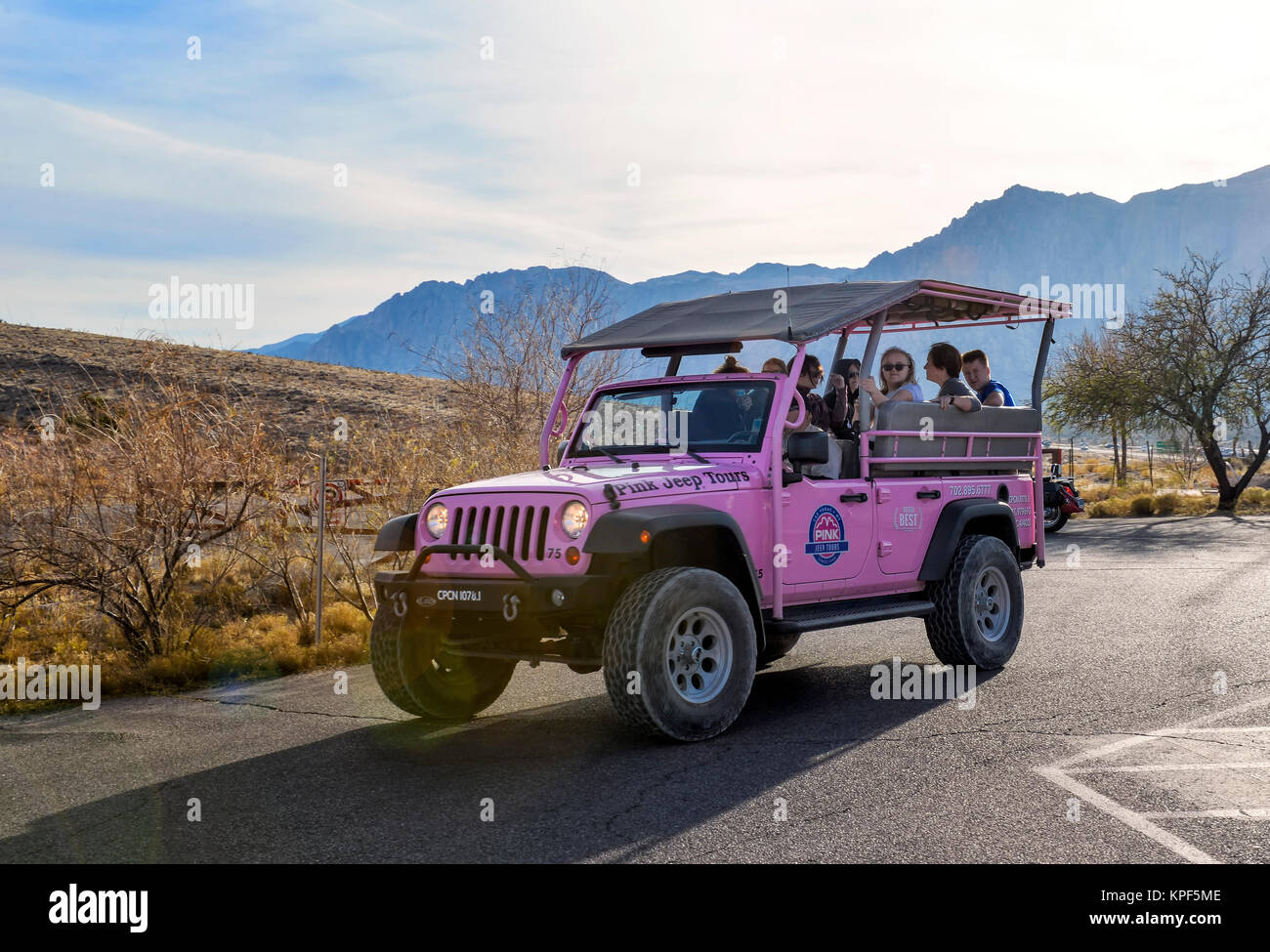 Ein Pink Jeep Tours Vehical im Red Rock Canyon, Las Vegas, Nevada. Stockfoto
