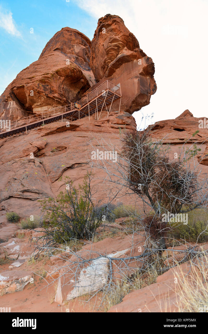 Felsformation und Treppenaufgang zum petraglyth Wand an der Tal des Feuers Park, Moapa, Nevada führenden Stockfoto