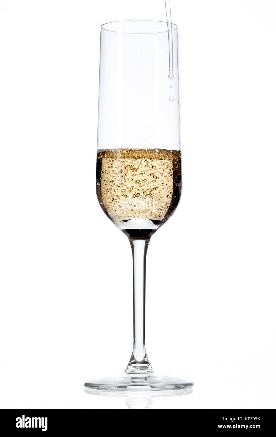 Füllung champagner Flöte mit Champagner Stockfoto