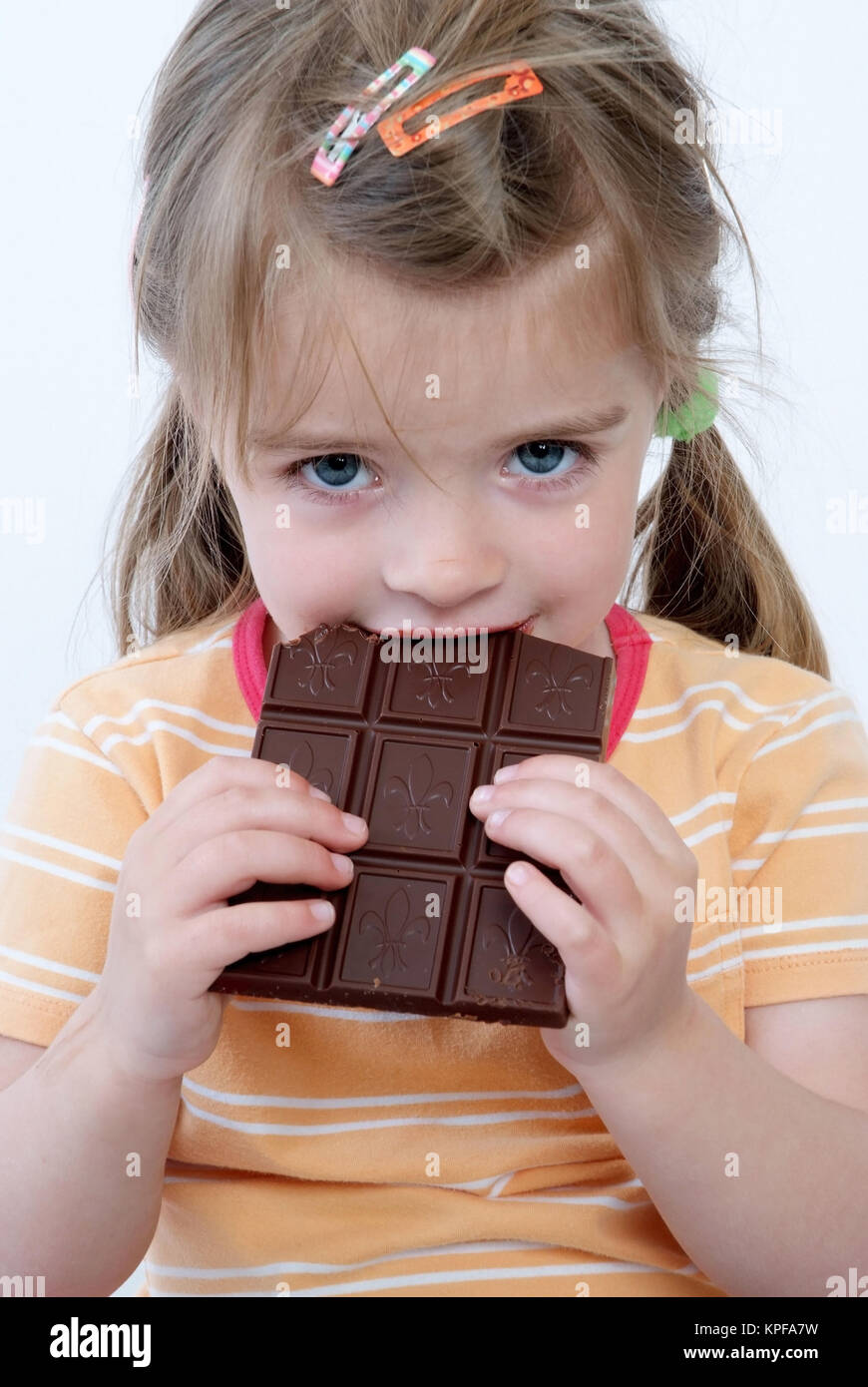 Kleinen näher Isst Eine Tafel Schokolade - Kind isst Schokolade Stockfoto