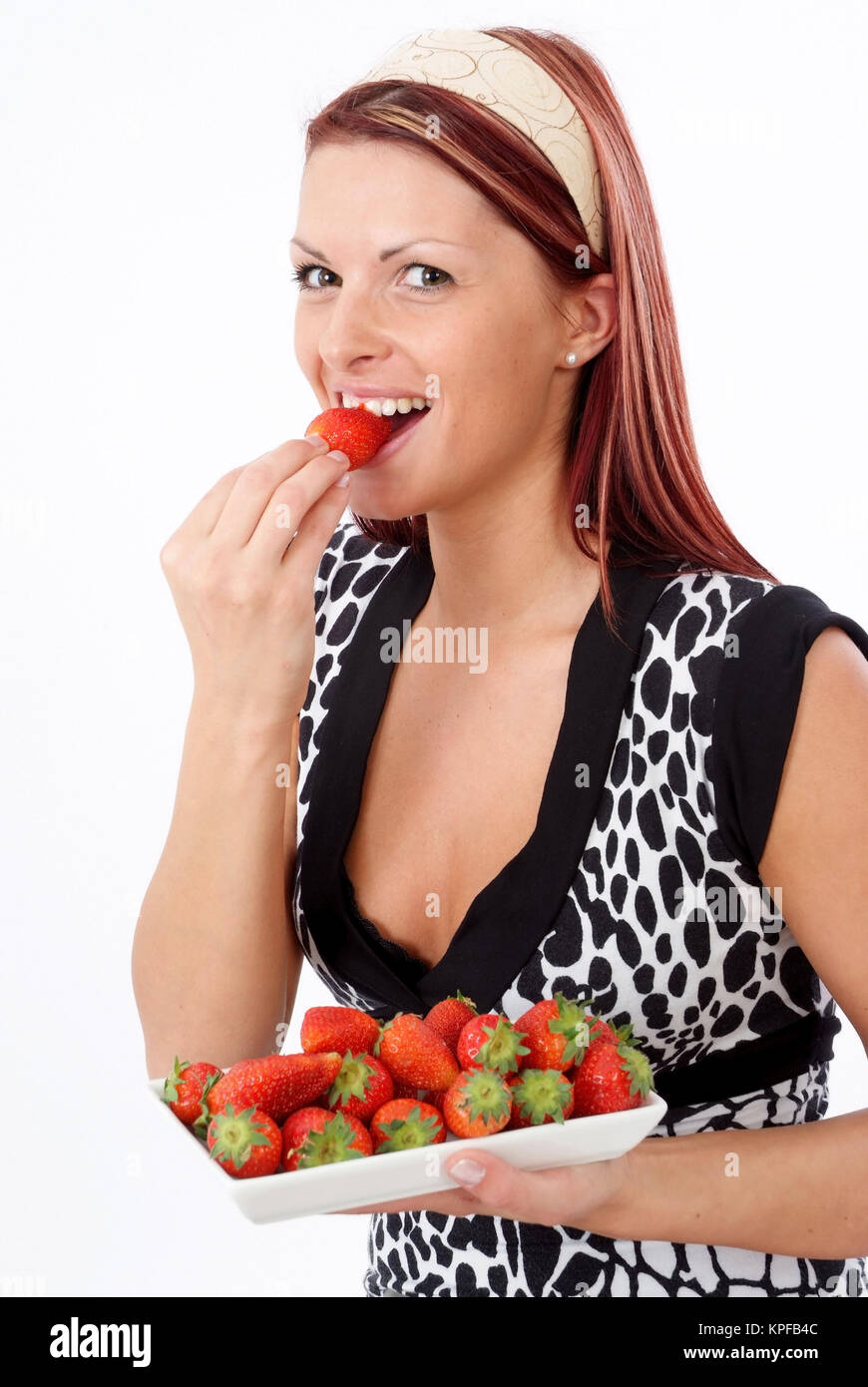 Junge Frau Isst Erdbeeren - junge Frau isst Erdbeeren Stockfoto