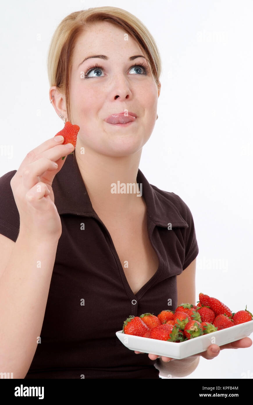 Junge Frau Isst Erdbeeren - junge Frau isst Erdbeeren Stockfoto