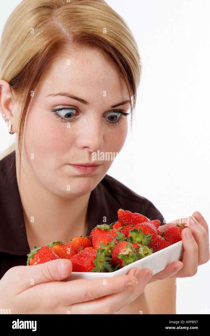 Junge Frau Mit Erdbeeren - junge Frau mit Erdbeeren Stockfoto