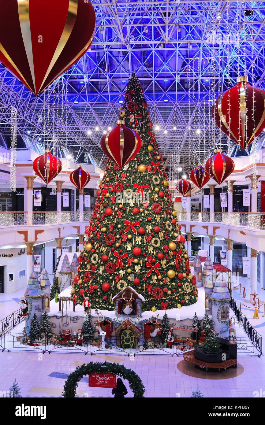 DUBAI, VAE Dez 10 Weihnachtsbaum und Dekorationen an der Wafi Mall