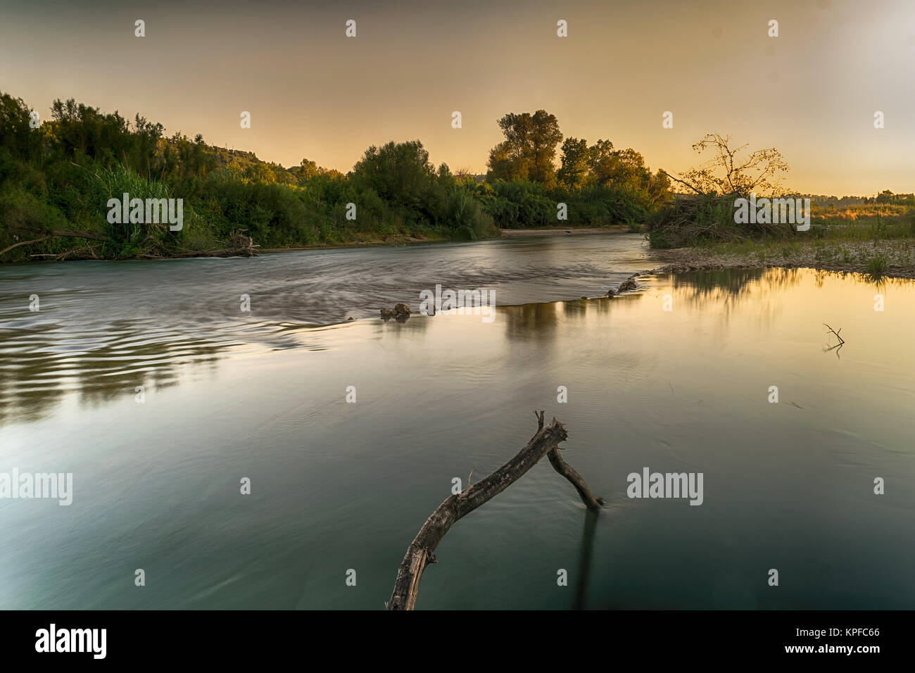 Landschaft mit Fluss Alfeios in Griechenland. Verschlusszeit verwendet. Stockfoto