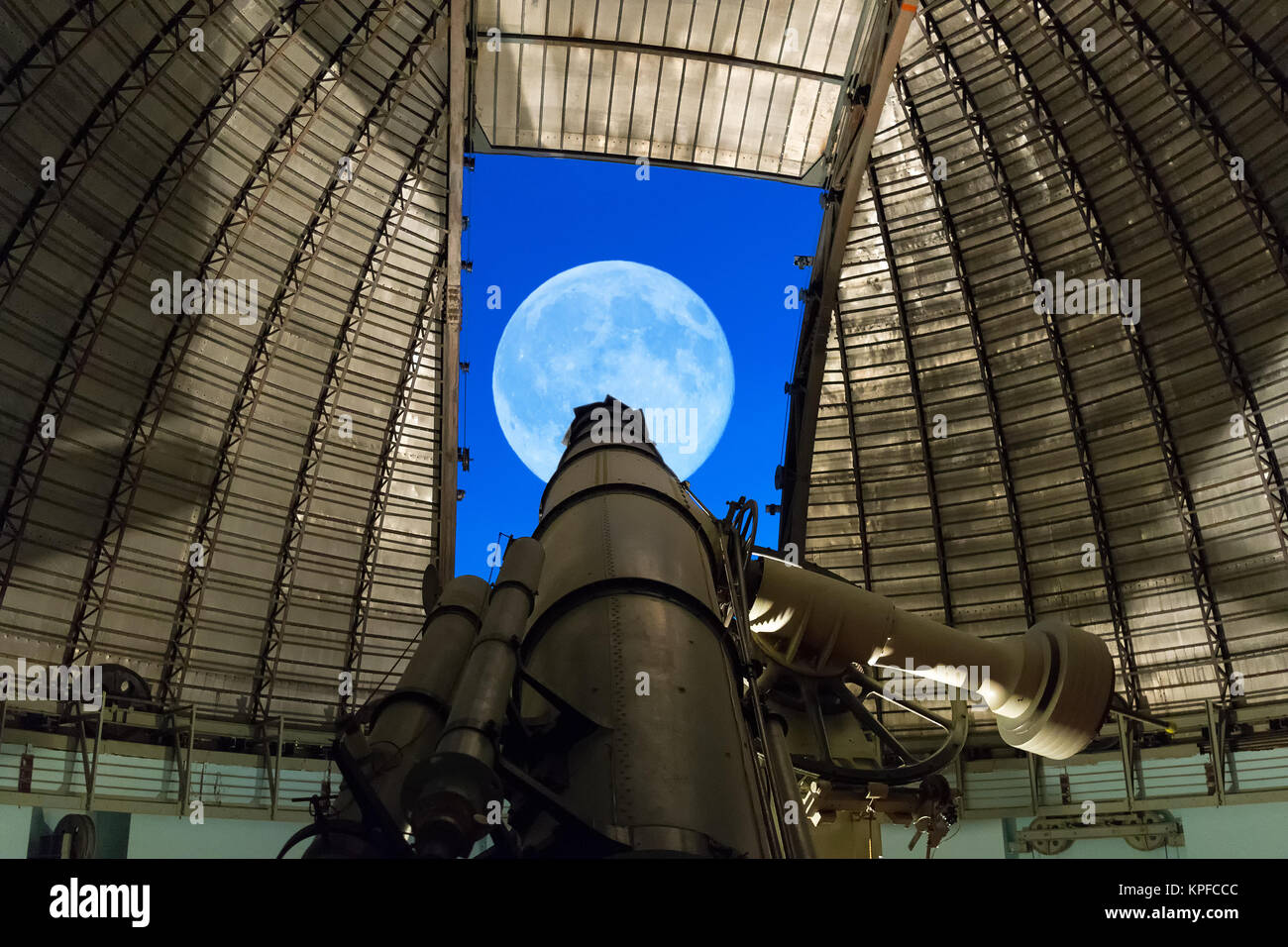 Athen, Griechenland, 5. November 2016. Beobachten Sie den Nachthimmel mit Vollmond mit einem großen Teleskop am Penteli Observatorium. Stockfoto