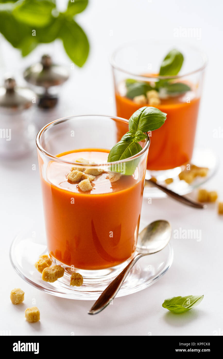 Glas mit köstlichen hausgemachten Creme Tomatensuppe mit Croutons. Gesunde Ernährung Konzept. Stockfoto