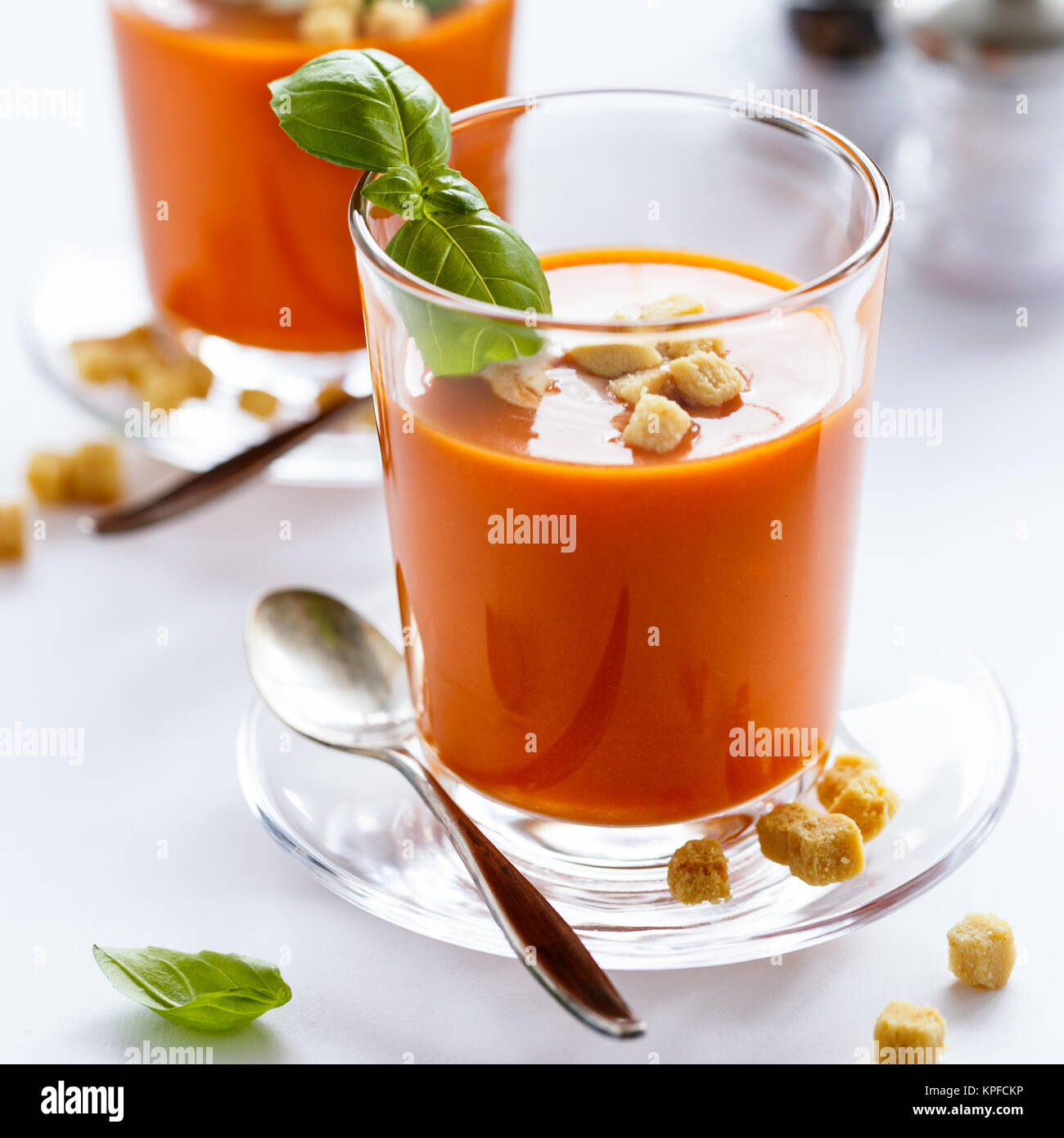 Glas mit köstlichen hausgemachten Creme Tomatensuppe mit Croutons. Gesunde Ernährung Konzept. Stockfoto