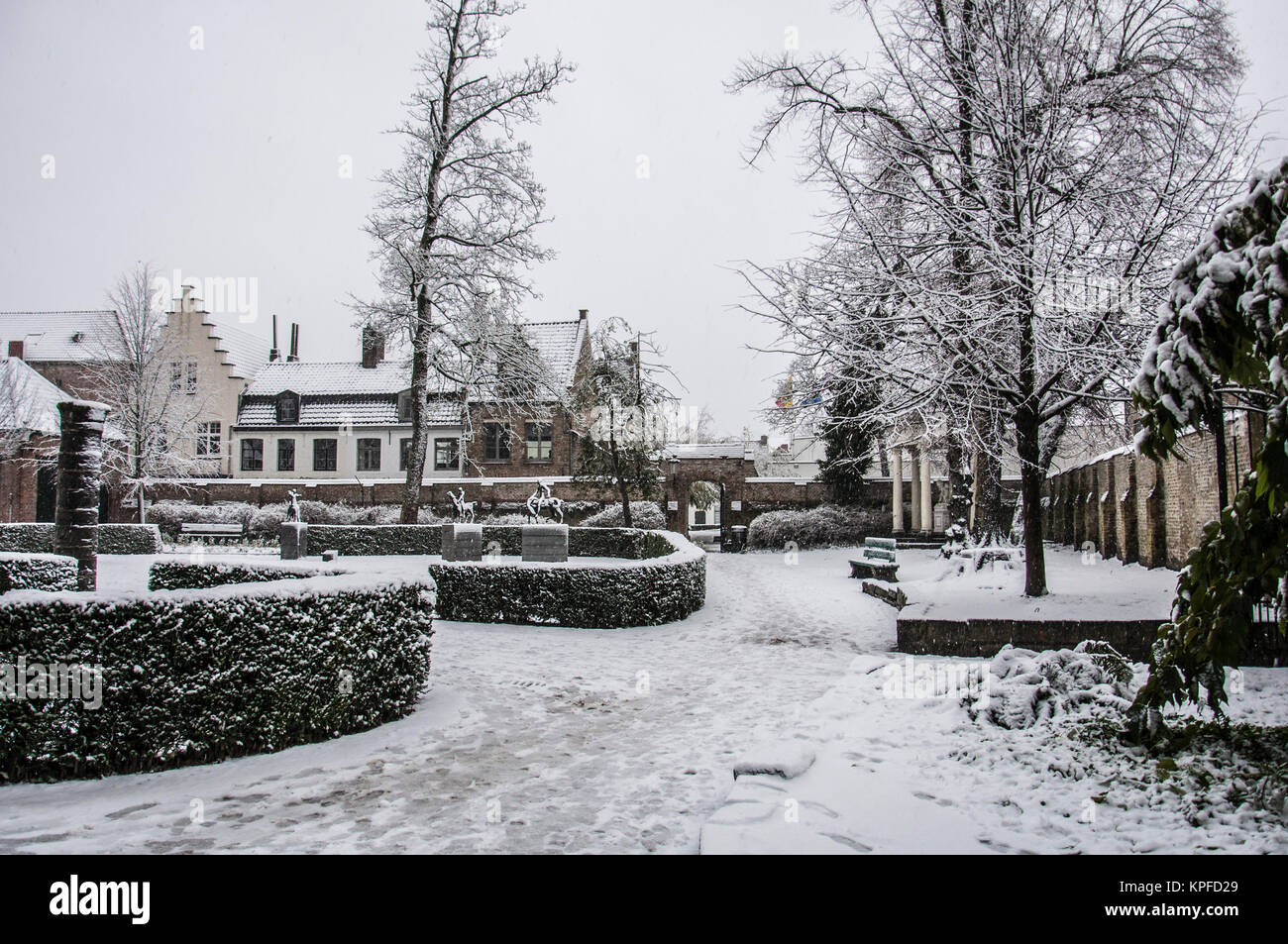 Straße von Brügge, schneit, Tag, Schnee, Brügge, Flandern, Belgien. Stockfoto