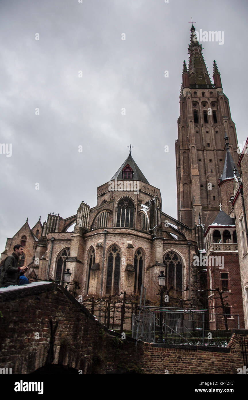 Kirche in Brügge, schneit Tag, Belgien, Brügge Stockfoto