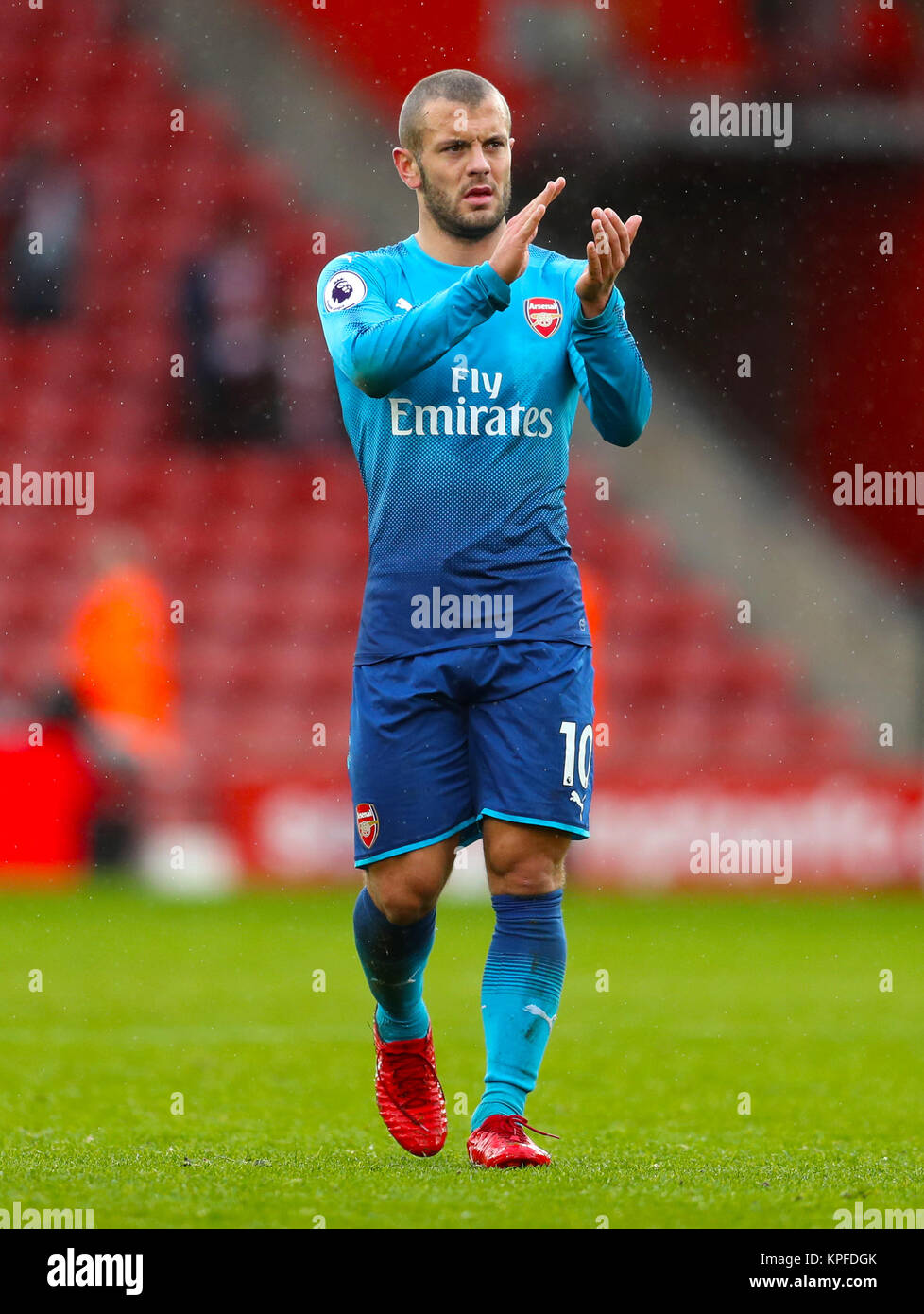 Von Arsenal Jack Wilshere begrüßt die Fans nach dem Abpfiff Stockfoto