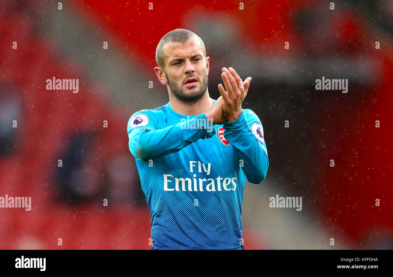 Von Arsenal Jack Wilshere begrüßt die Fans nach dem Abpfiff Stockfoto