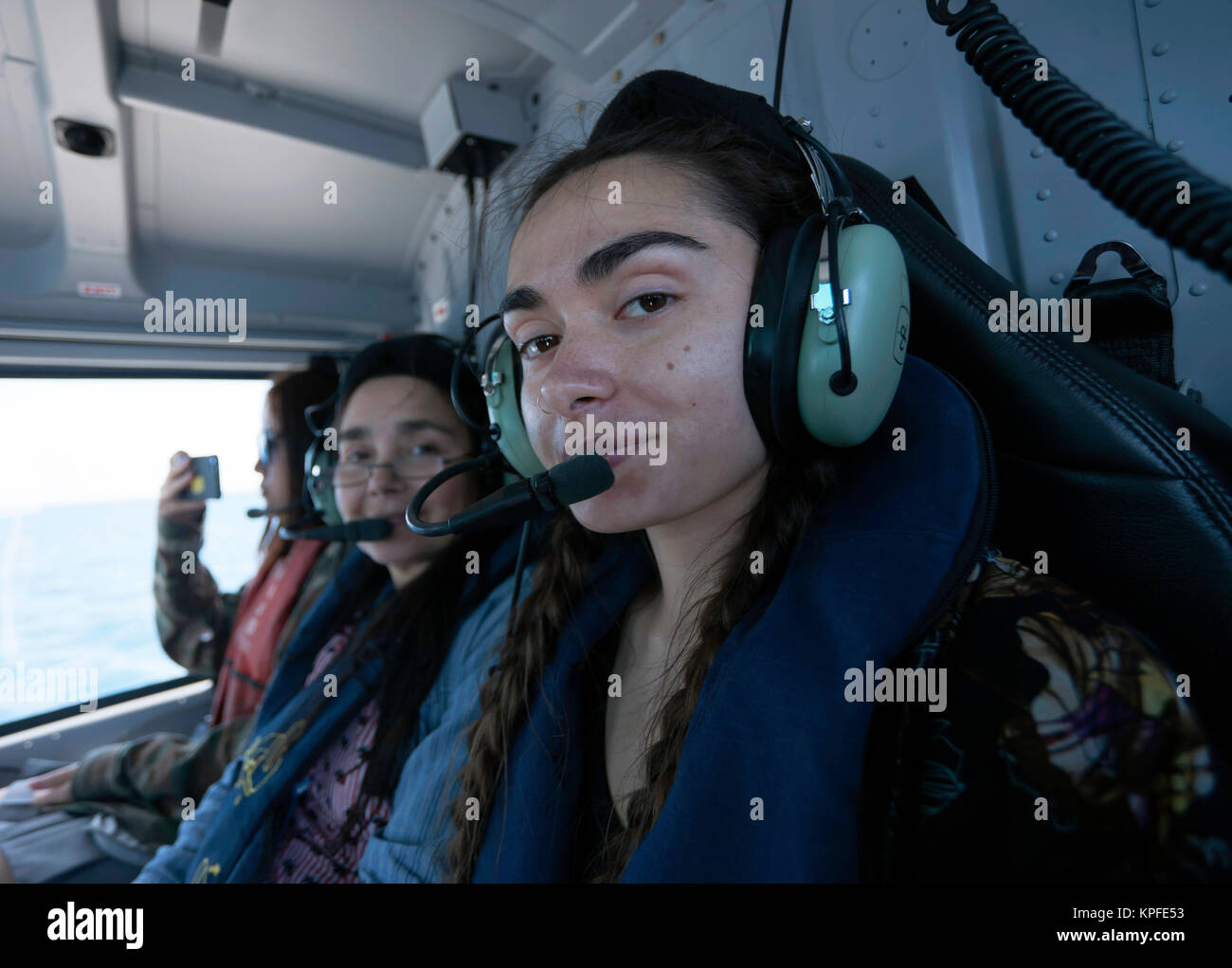 Ansicht der Passagiere innerhalb eines 350 Eichhörnchen Helikopter der Nautilus, die die Luftfahrt fliegen Touristen über Hastings Reef, Queensland, Australien betrieben Stockfoto