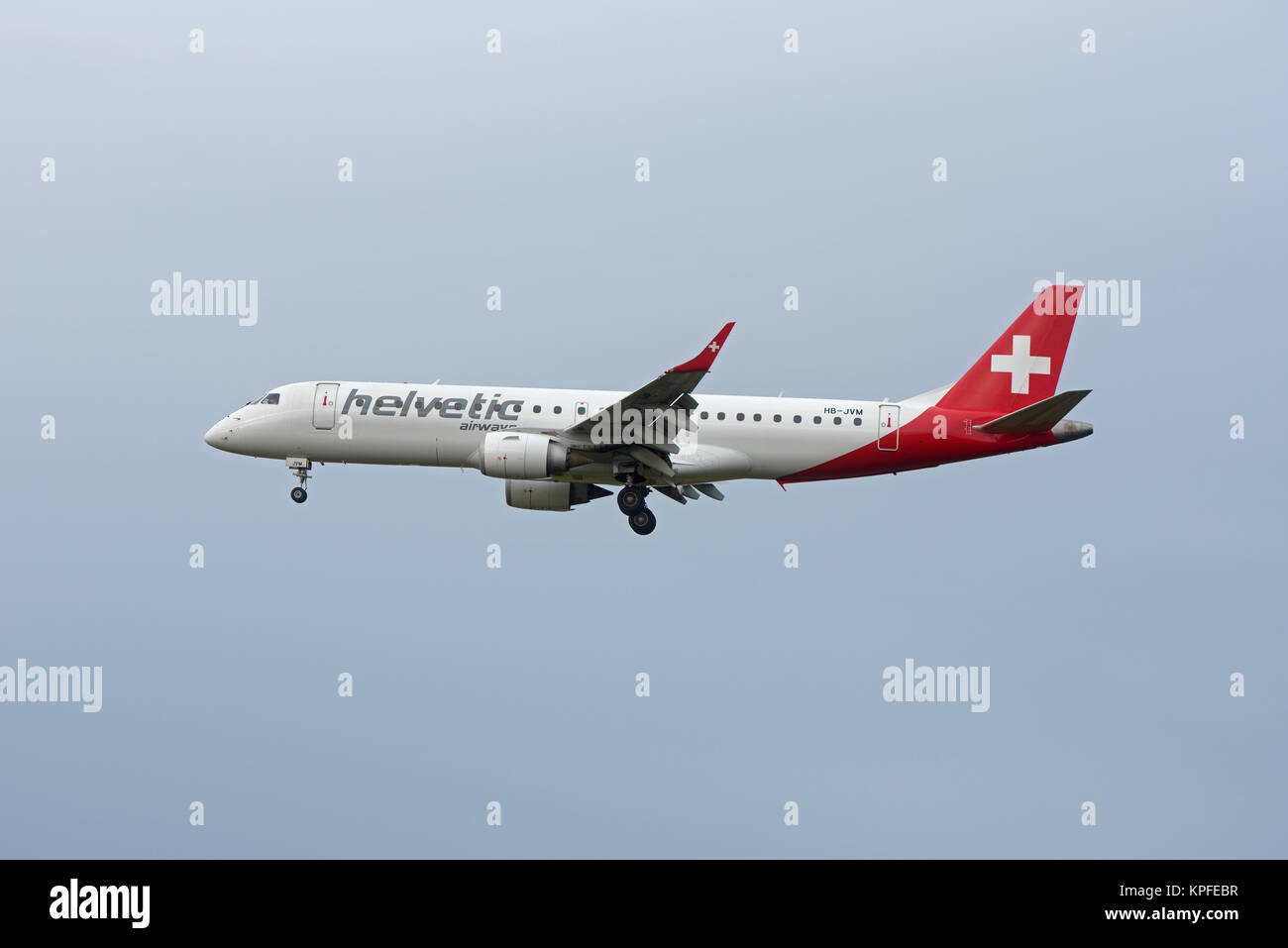 Swiss Air Helvetica Embraer ERJ-190 Ankunft in RAF Lossiemouth mit 30 Schweizer Luftwaffe Schnell jet Hornet Piloten für eine 4 Wochen Training. Stockfoto