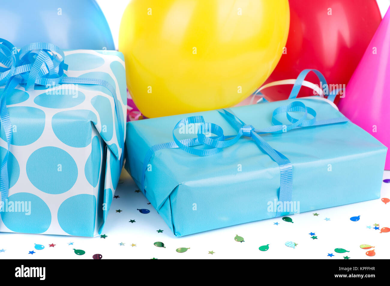 Blau Geburtstag Geschenke mit bunten party Ballons Stockfoto
