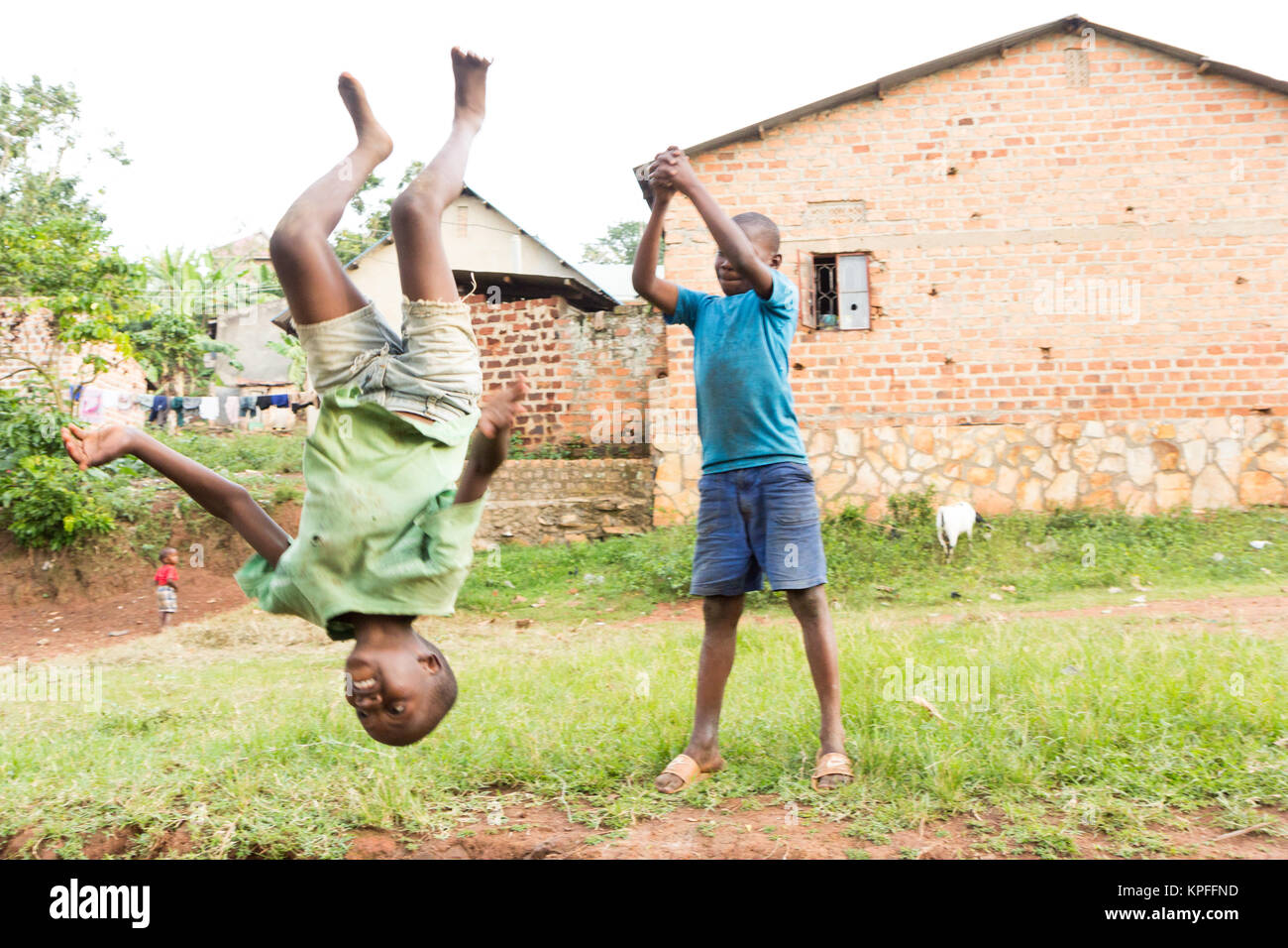 Lugazi, Uganda. 18. Juni 2017. Eine ugandische Junge tut ein Flip in der Luft. Stockfoto