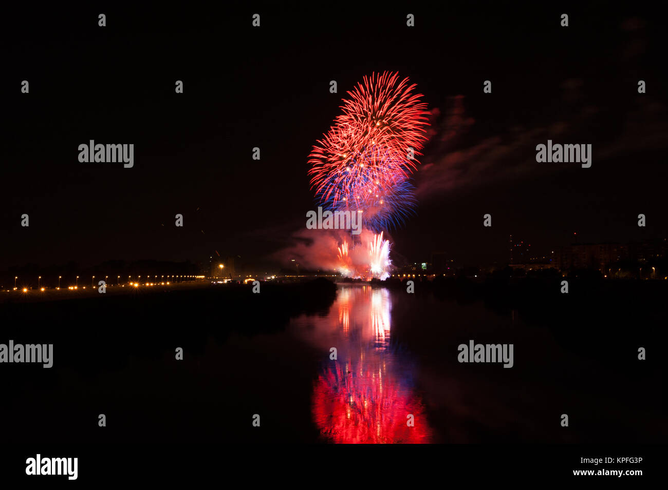 Blau und Rot Feuerwerk mit Reflexion im Fluss, Wasser während der Festival in Zagreb Stockfoto