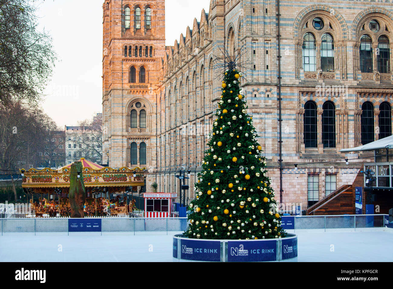 LONDON, GROSSBRITANNIEN, 12. Dezember 2017: Ice Ring mit Weihnachtsbaum ist outsie Natural History Museum im Winter erstellt. Stockfoto