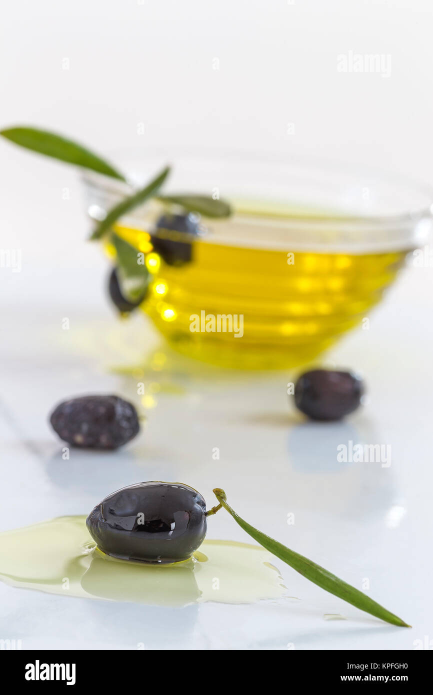 Glas Schale mit Bio-olivenöl und fres Olive mit Blättern auf weißem Hintergrund Stockfoto