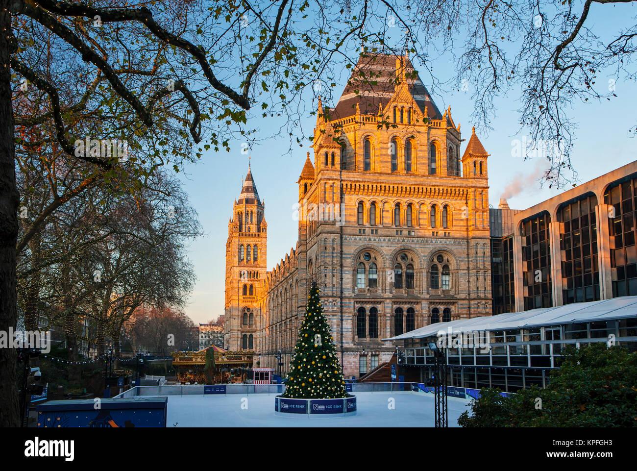 LONDON, GROSSBRITANNIEN, 12. Dezember 2017: Ice Ring mit Weihnachtsbaum ist outsie Natural History Museum im Winter erstellt. Stockfoto