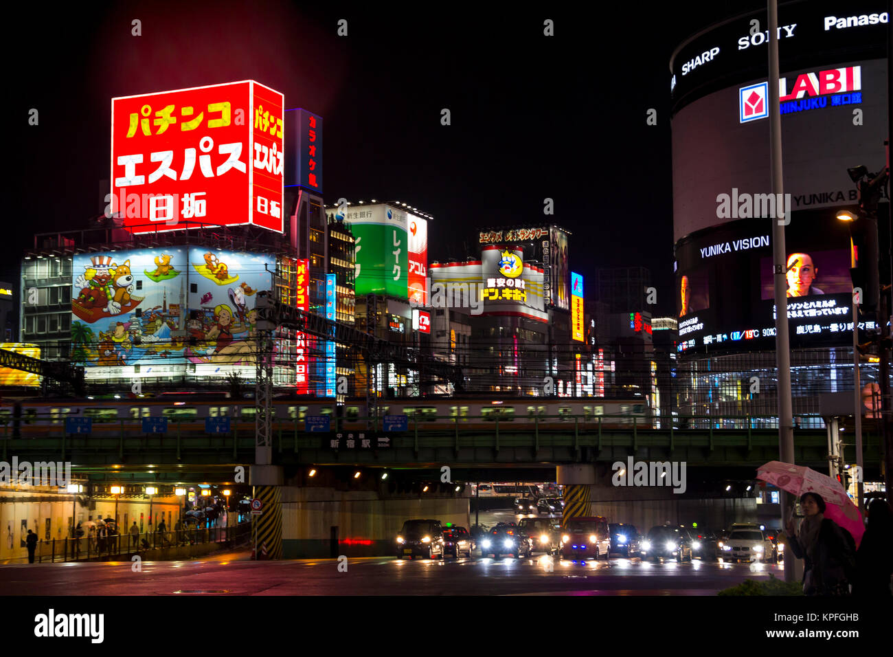 TOKYO, Japan - 15. Oktober 2017. Blick auf die Stadt von Shinjuku in Tokio. Die Gegend ist eine kommerzielle eine Unterhaltung Zone mit vielen Lichter in der Nacht Stockfoto