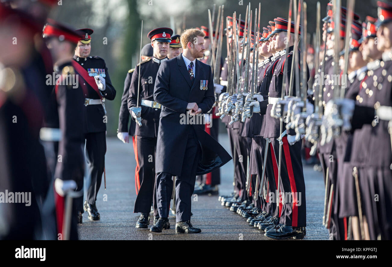 Prinz Harry Insekten die graduierende officer Kadetten an der Royal Military Academy in Sandhurst, wo er die Königin wie die Überprüfung der Officer bei der Souveränen Parade vertreten. Stockfoto