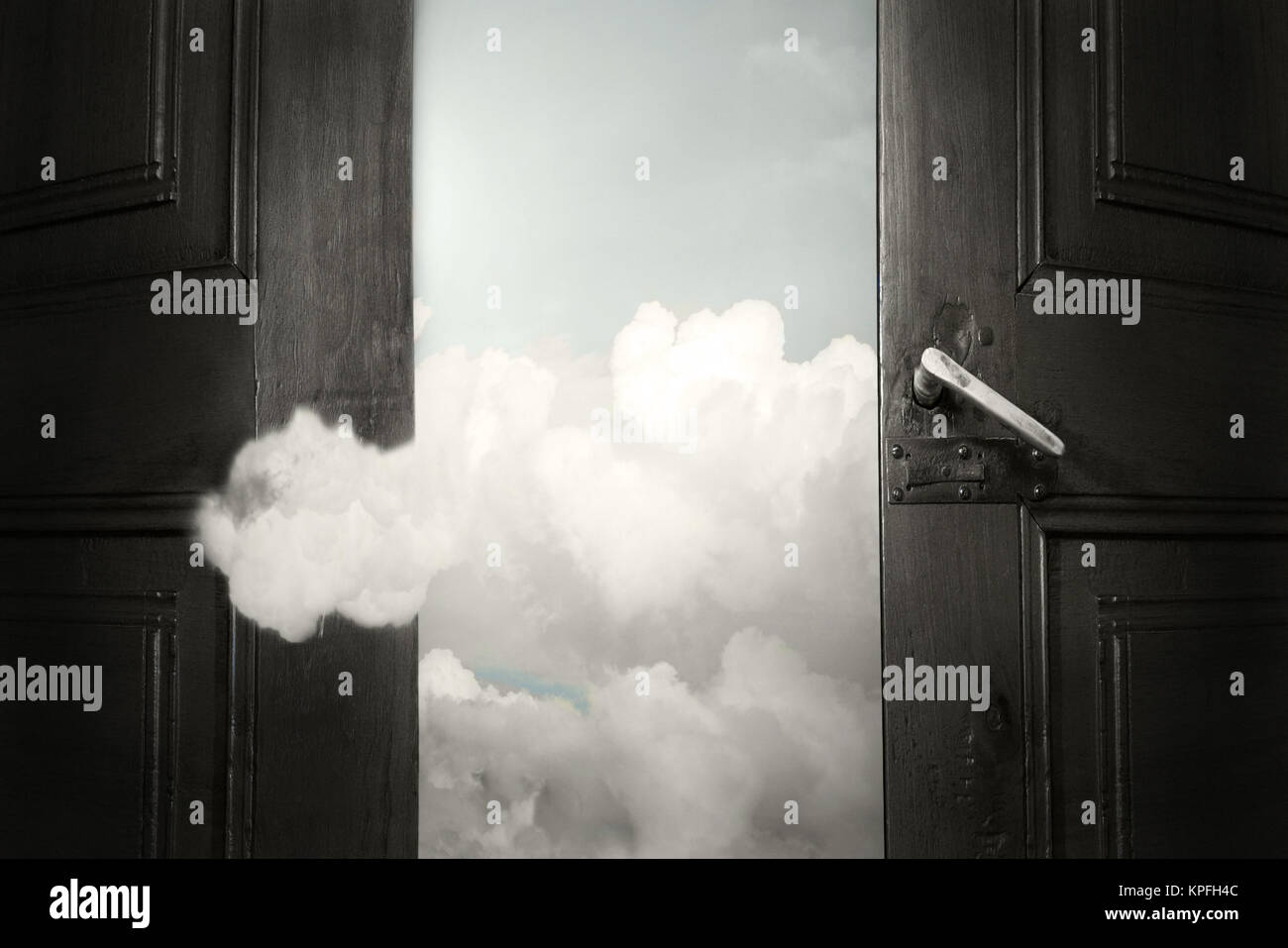 Künstlerische surreale Hintergrund repräsentiert eine geöffnete Tür mit dem Himmel und eine Wolke, die in Stockfoto