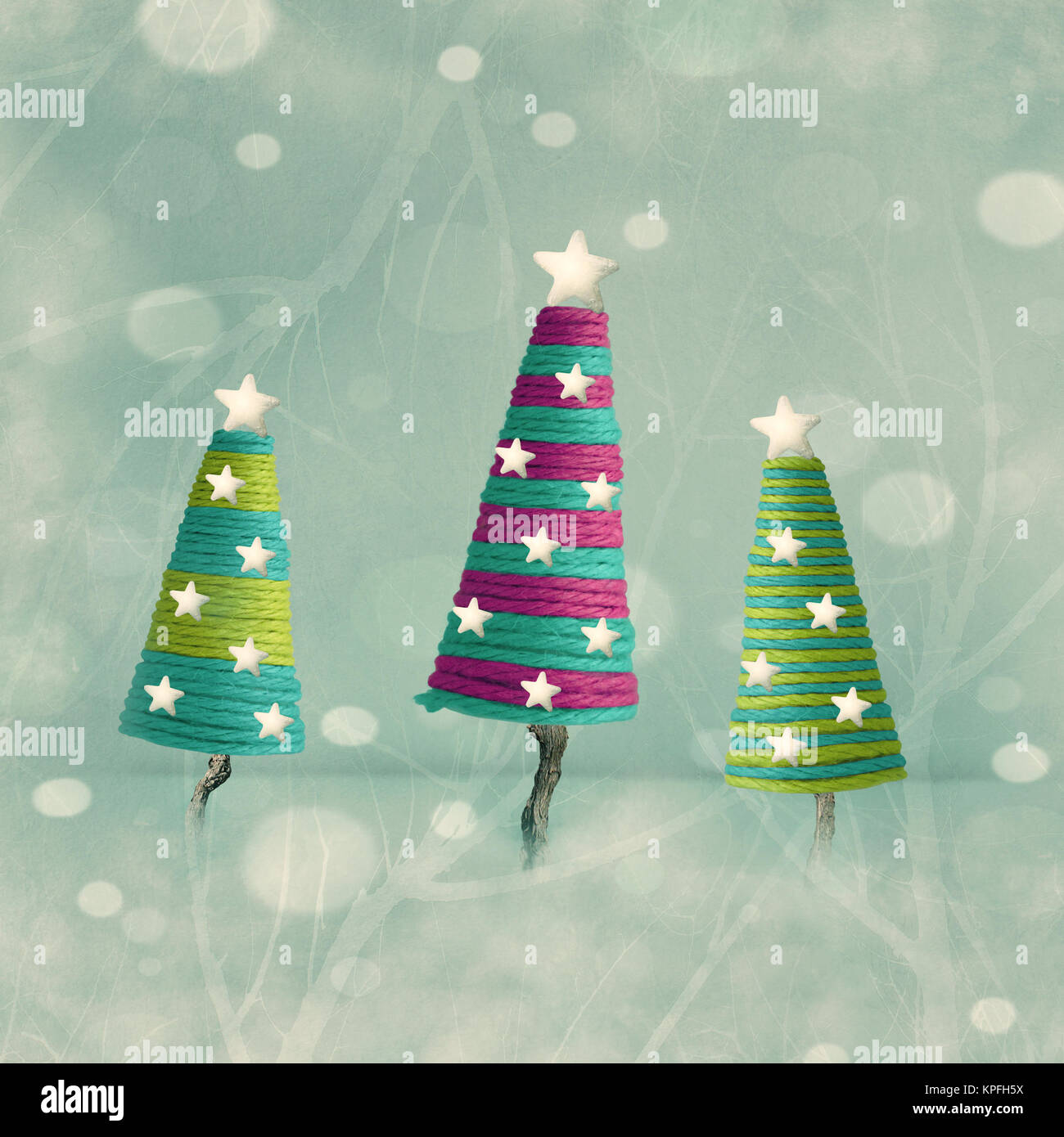 Drei schöne bunte Kegel Form Weihnachtsbäume Stockfoto