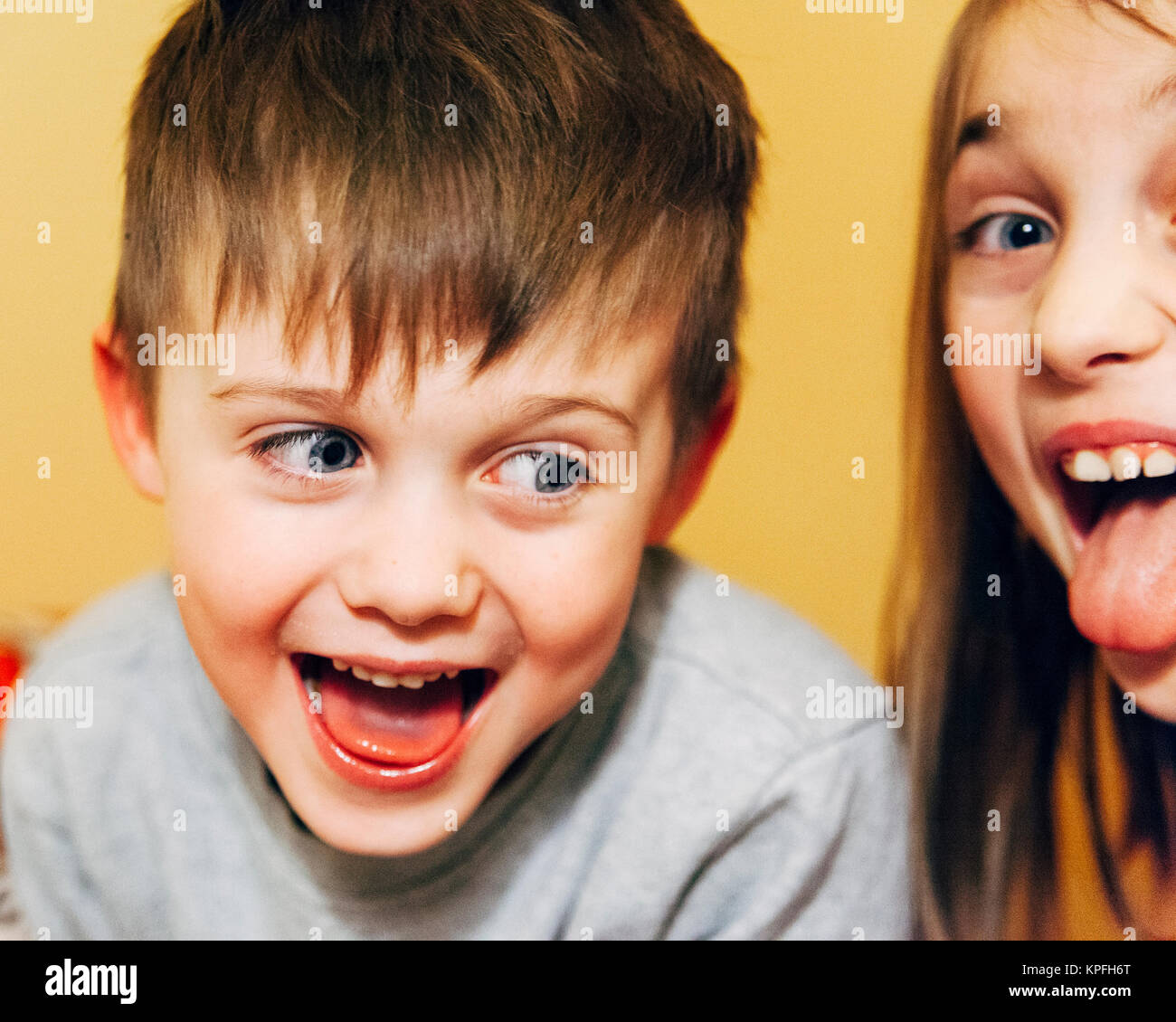 Candid Image der jungen kaukasischen Geschwister, ein Junge und ein Mädchen, aufgeregt Lachen Model Release: Ja. Property Release: Nein. Stockfoto