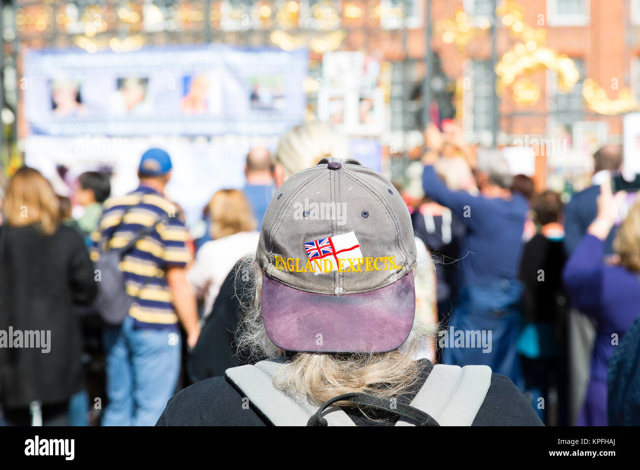 London, Großbritannien. Ein Mann mit langen weißen Haaren trägt ein rückwärts England erwartet, dass Baseball Cap betrachtet ein Denkmal zum 20. Jahrestag des zu gedenken. Stockfoto