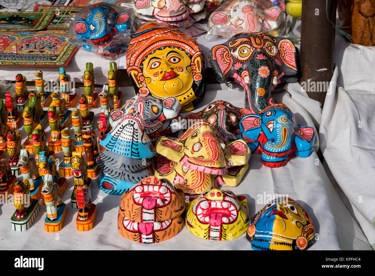 Wunderschöne handgefertigte bunte Artefakte für die Dekoration zu Hause oder im Büro werden in einem Geschäft in Neu-Delhi, Indien, verkauft. Stockfoto