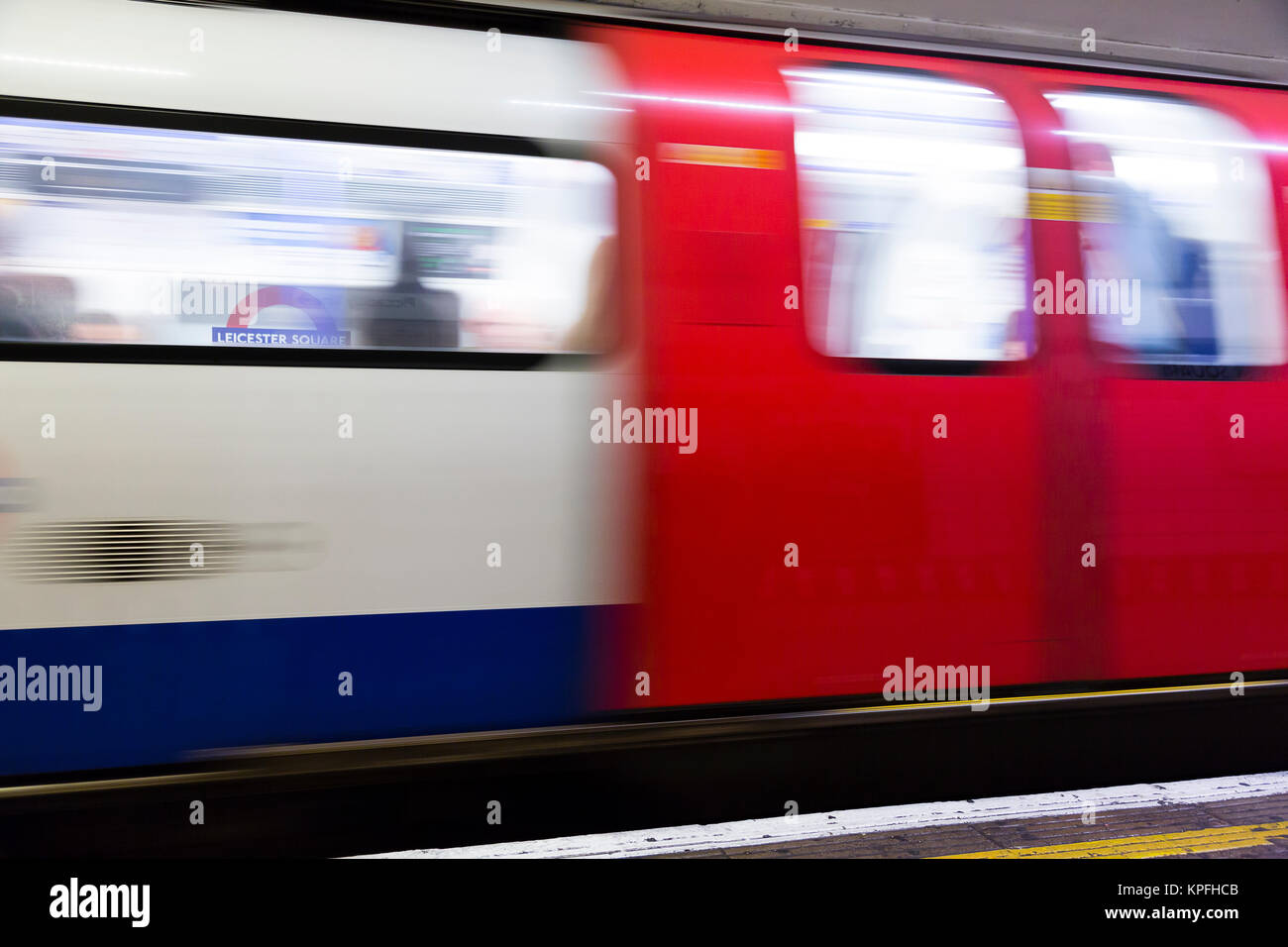 London, Großbritannien. Eine U-Bahnstation entlang der Plattform am Leicester Square zu hetzen. Stockfoto