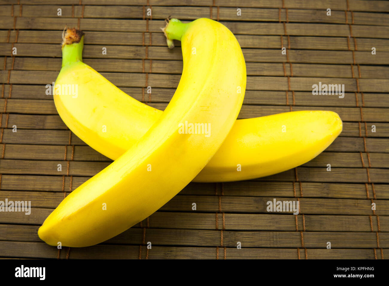 Bananen auf hölzernen Hintergrund Stockfoto