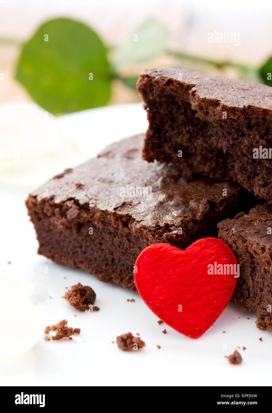 Schöne Schokolade Kuchen mit roten Herzen und Rose. Stockfoto