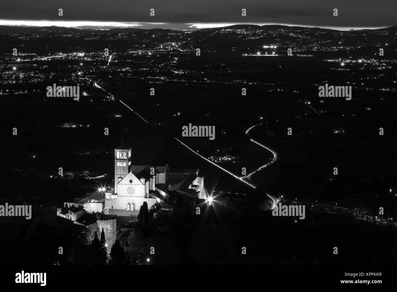 Luftaufnahme Des Hl Franziskus In Assisi Papstliche Kirche Bei Nacht Mit Den Lichtern Der Stadt Fullen Das Tal Und Weit Entfernten Dammerung In Den Himmel Stockfotografie Alamy