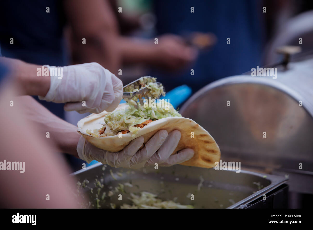 Man schneiden und vorbereiten Döner Stockfoto