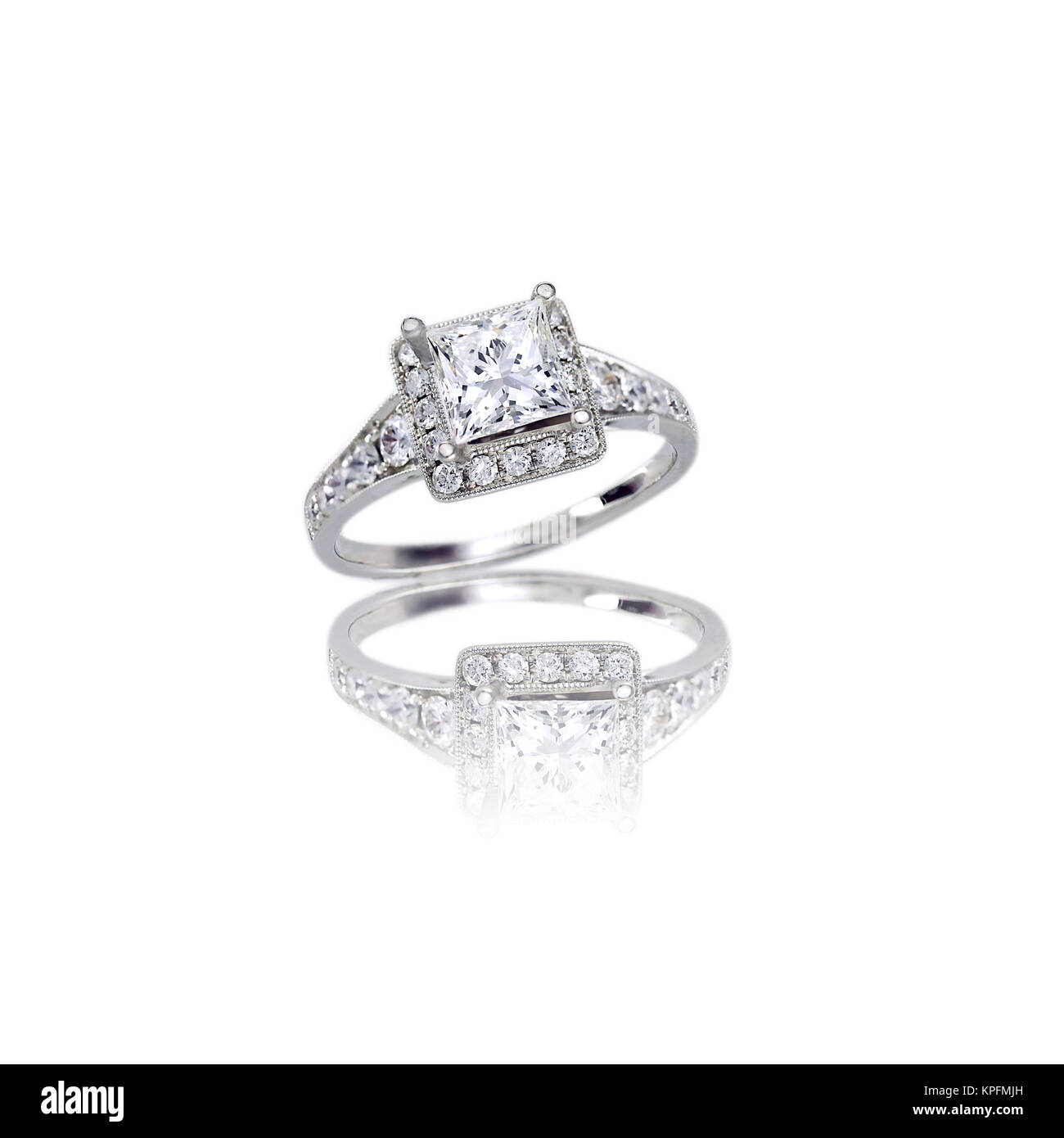 Schöne Diamant Hochzeit Band princess Cut halo Einstellung Engagement Ring Stockfoto