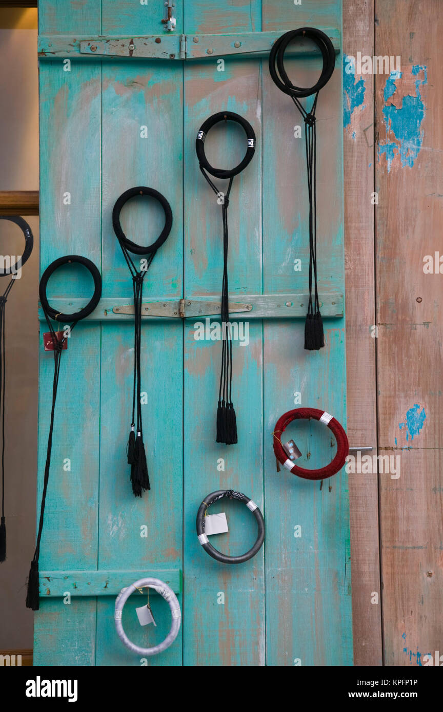 Katar, Ad Dawhah Doha. Souk Waqif-Store mit traditionellen arabischen Kopfbedeckungen Stockfoto