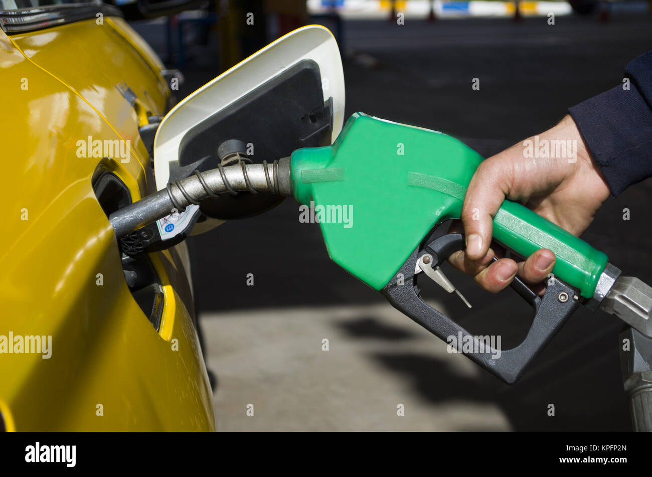 Männliche Hand gas Pumpe ein letzter Tropfen fossilen Kraftstoff Stockfoto