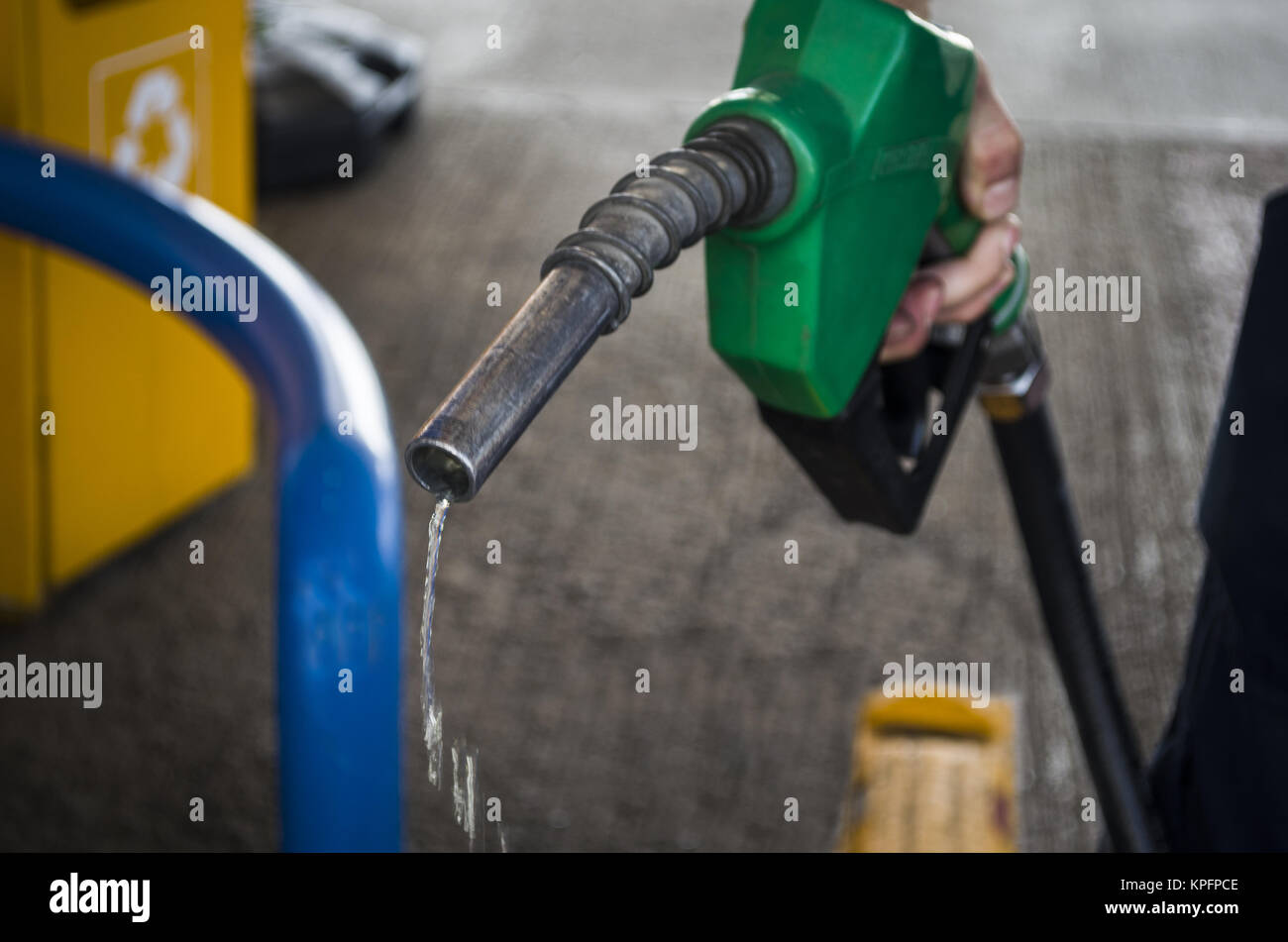 Männliche Hand gas Pumpe ein letzter Tropfen fossilen Kraftstoff Stockfoto
