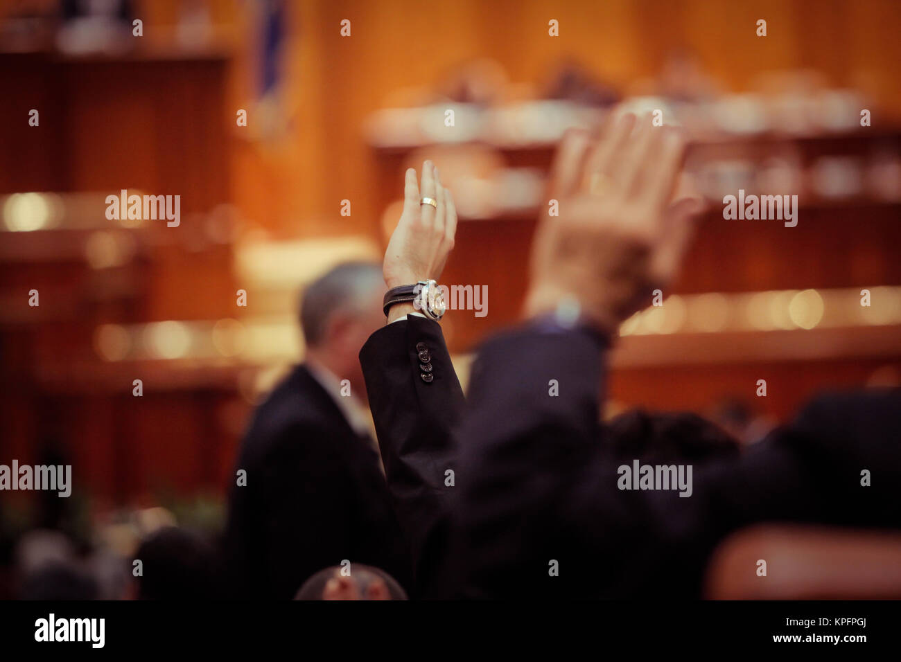 Mitglied des rumänischen Parlaments ist die Abstimmung durch Heben der Hand Stockfoto